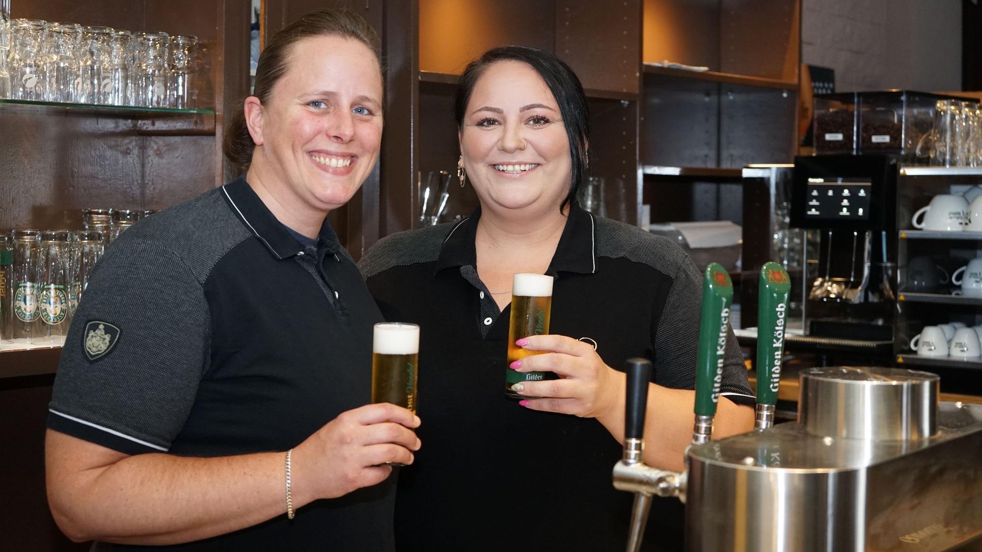 Ina Buchwald (rechts) startet am Samstag mit Ina’s Café und Bierhaus in die Selbstständigkeit – unterstützt unter anderem von Julia Scherer (links). Foto: Klaus Pehle