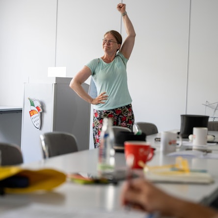 Vera Passy führt in der Akademie ihre Büttenrede vor.