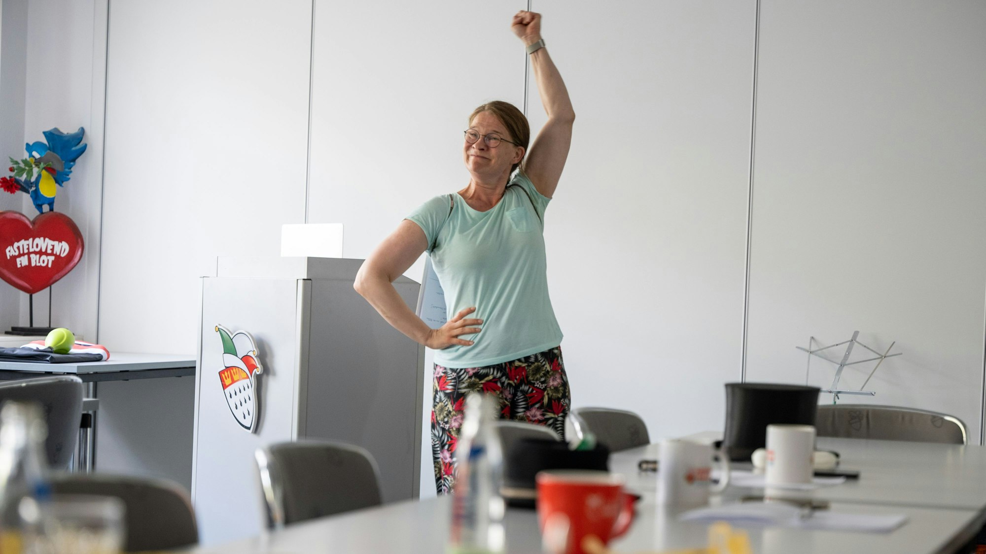 Vera Passy führt in der Akademie ihre Büttenrede vor.