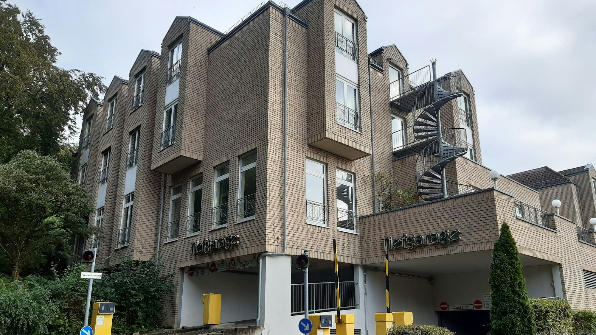 Ein Hotel mit Tiefgarage an einem Waldrand