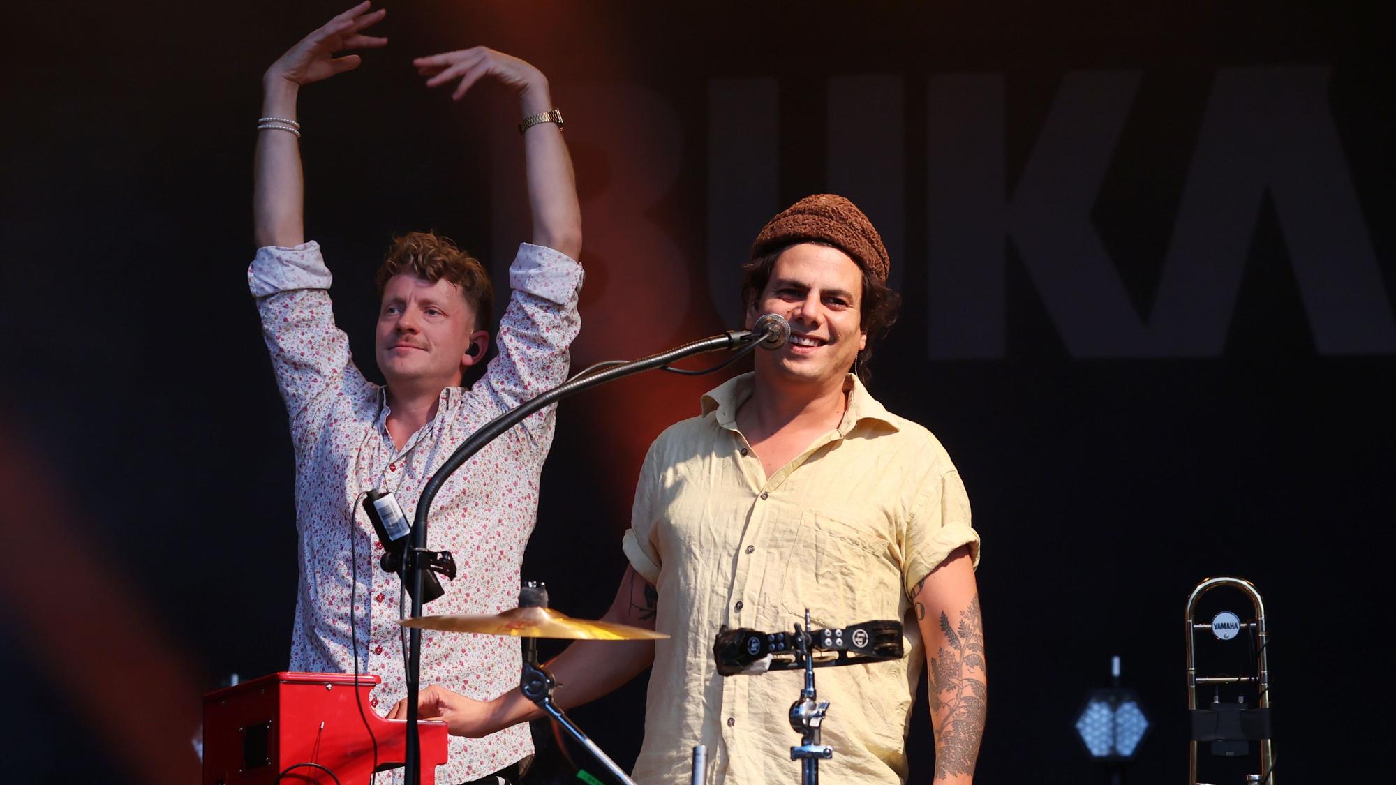 31.08.2023
Köln:
Bukahara, die beliebte Kölner Folk-Pop-Band tritt an zwei Tagen open air an der Südbrücke auf.
Max und Soufian haben etwas mit der Spritz Bar am Barbarossaplatz zu tun.
Foto: Martina Goyert