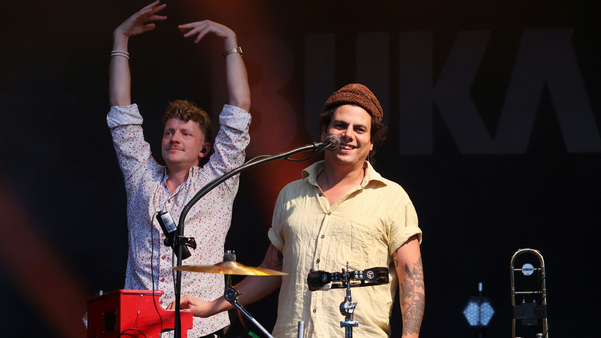 31.08.2023
Köln:
Bukahara, die beliebte Kölner Folk-Pop-Band tritt an zwei Tagen open air an der Südbrücke auf.
Max und Soufian haben etwas mit der Spritz Bar am Barbarossaplatz zu tun.
Foto: Martina Goyert