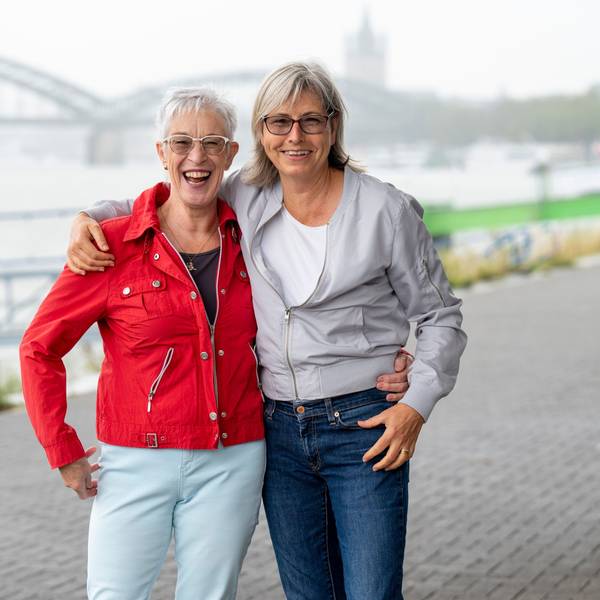 Die Freundinnen Rosa Henkel und Sibylle Kaminski stehen am Rheinufer.