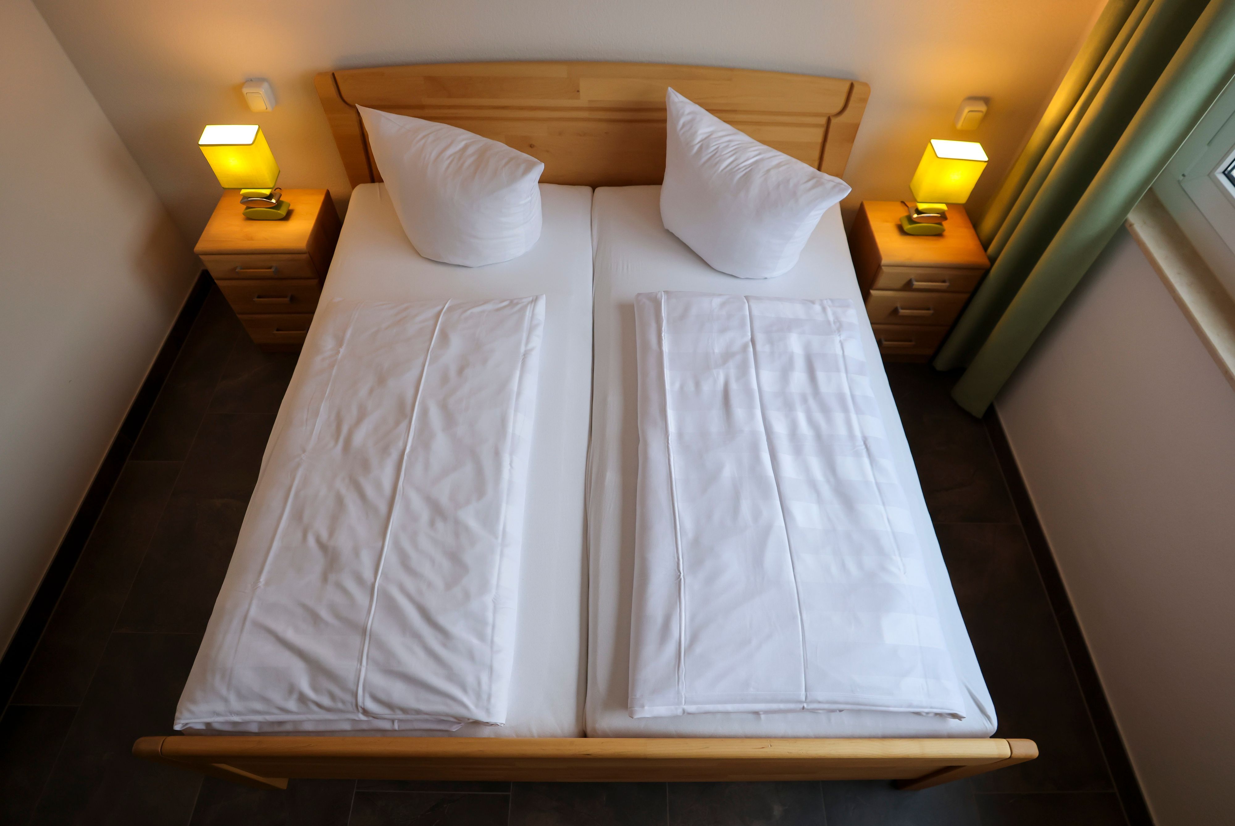 Eine Doppelbett in einem Hotel wurde von oben fotografiert.