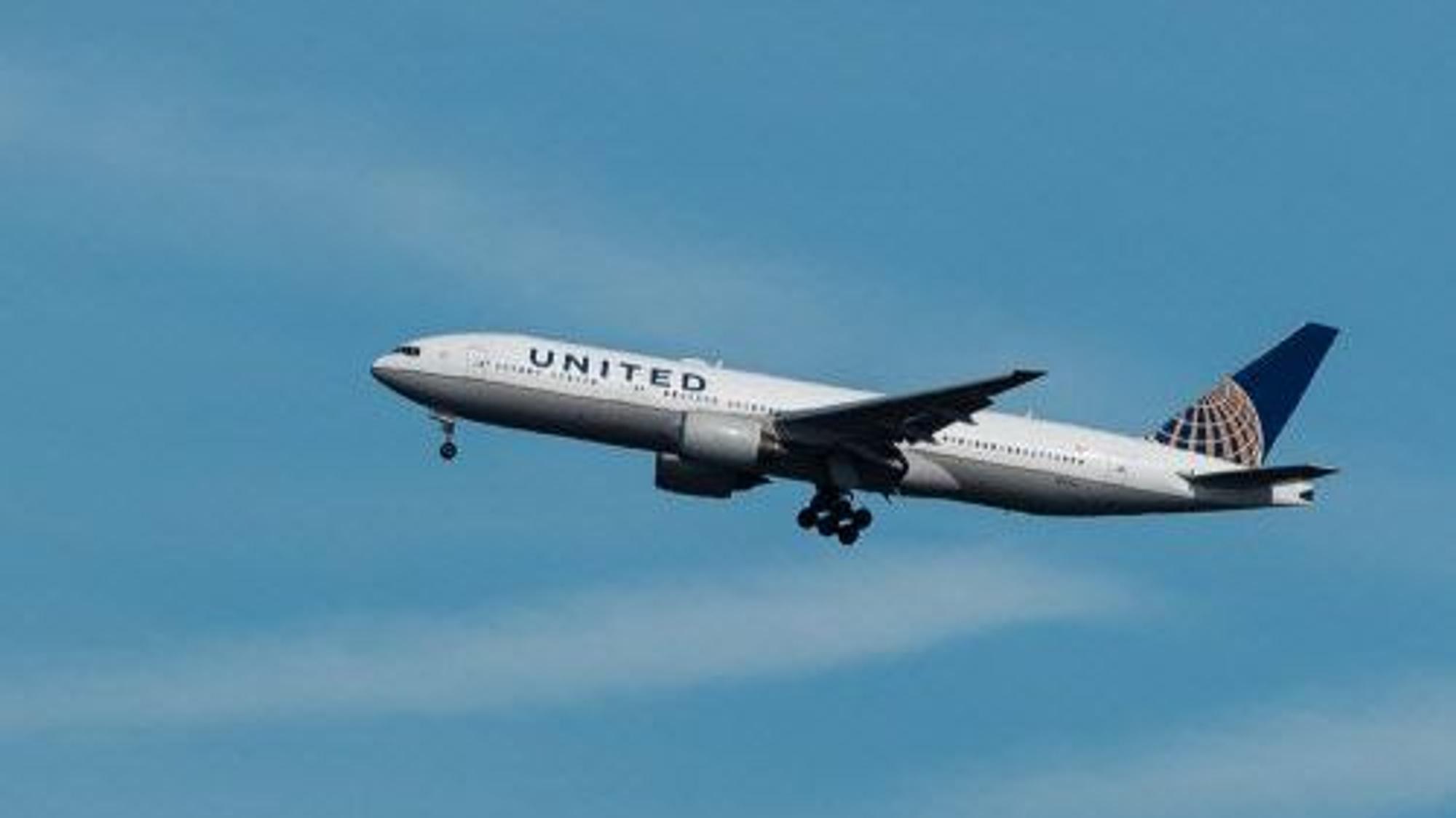 Ein Flugzeug der US-amerikanischen Linienfluggesellschaft United Airlines im Landeanflug auf den Flughafen Frankfurt.