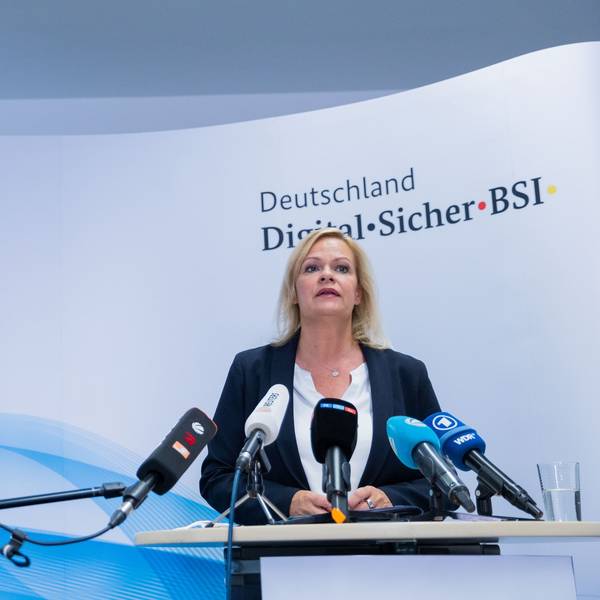 Nancy Faeser (SPD), Bundesinnenministererin, steht bei einem Besuch im Bundesamt für Sicherheit in der Informationstechnik (BSI) neben Arne Schönbohm, Präsident des BSI.