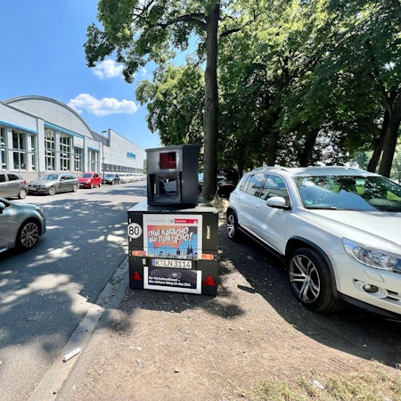 Ein Blitzer der Stadt Köln auf der Alfred-Schütte-Allee in Poll.