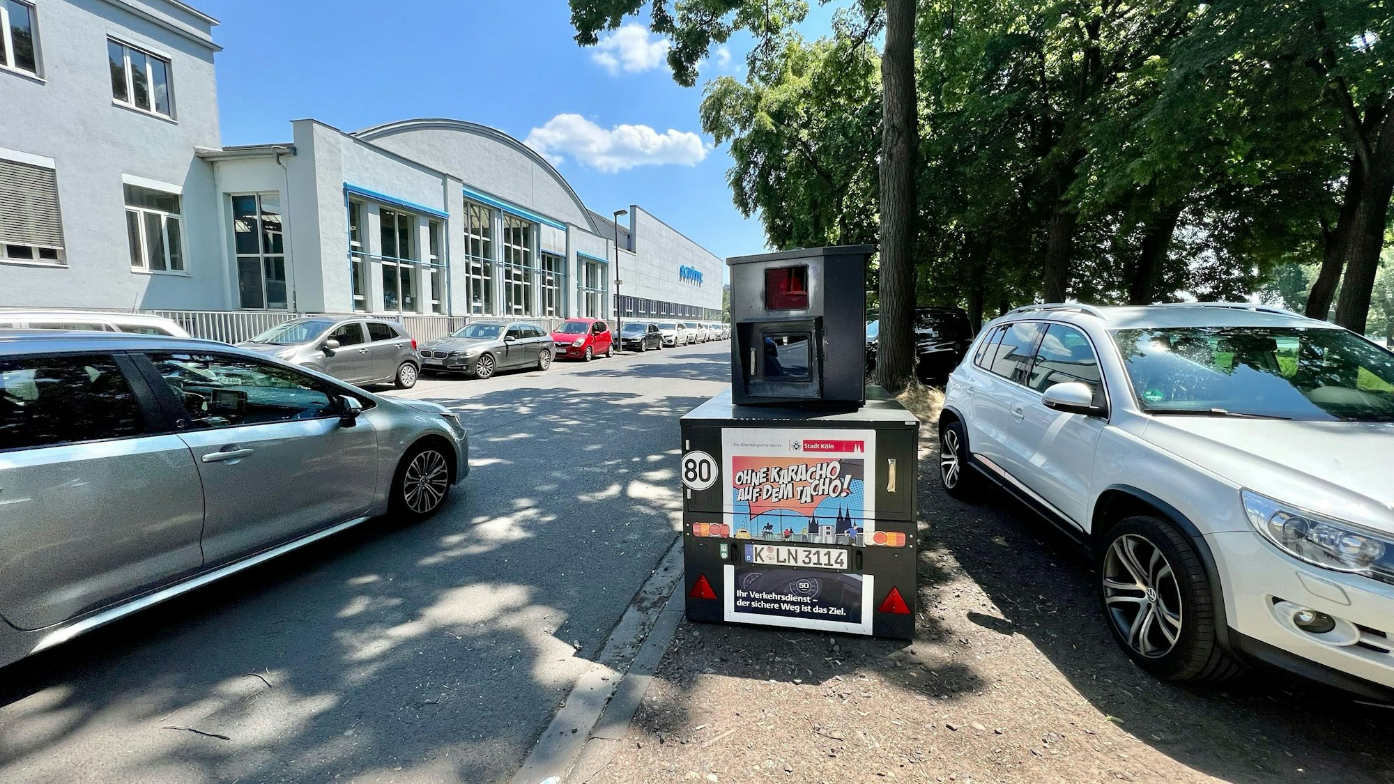 Ein Blitzer der Stadt Köln auf der Alfred-Schütte-Allee in Poll.