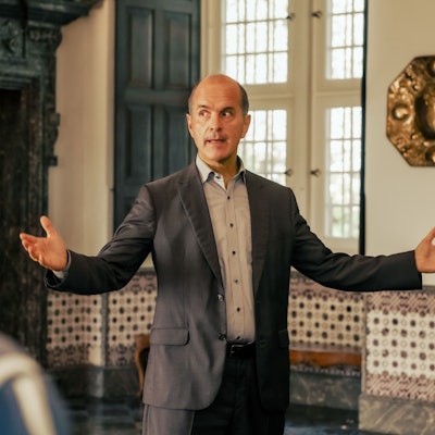 Der Schauspieler Christoph Maria Herbst steht in einer Szene des Kinofilms „Ein Fest fürs Leben“ in einem Saal in Schloss Ehreshoven in Engelskirchen.