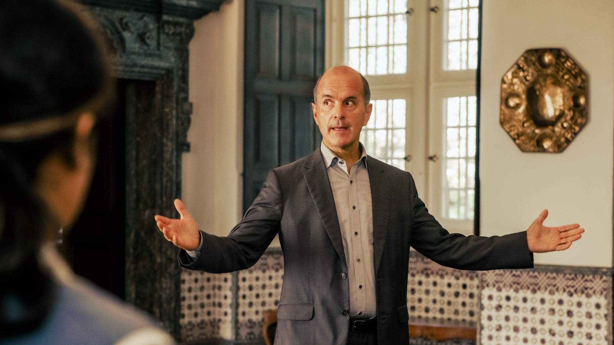 Der Schauspieler Christoph Maria Herbst steht in einer Szene des Kinofilms „Ein Fest fürs Leben“ in einem Saal in Schloss Ehreshoven in Engelskirchen.