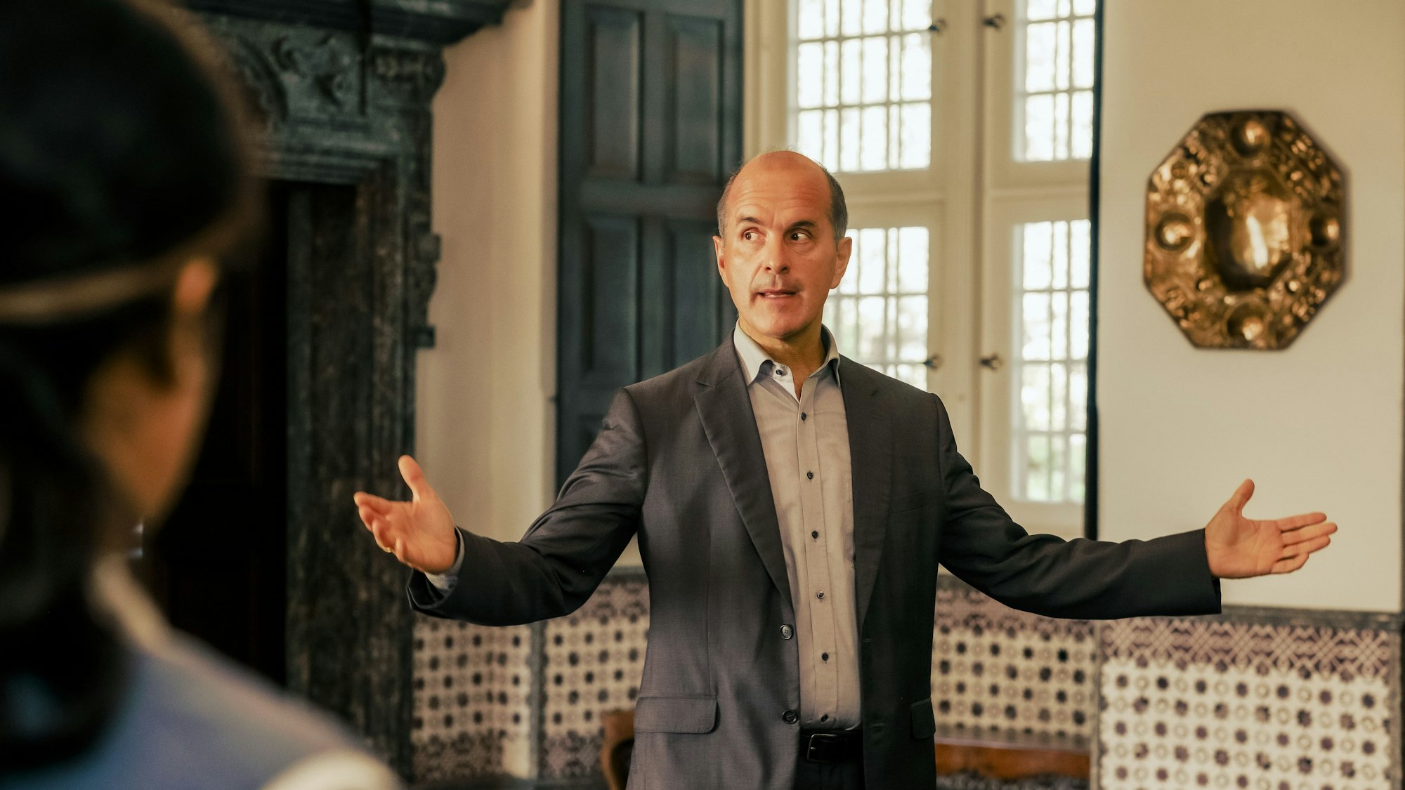 Der Schauspieler Christoph Maria Herbst steht in einer Szene des Kinofilms „Ein Fest fürs Leben“ in einem Saal in Schloss Ehreshoven in Engelskirchen.