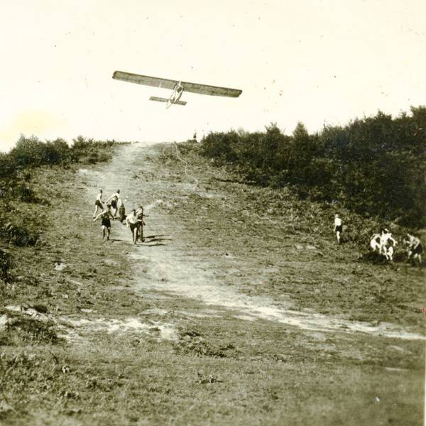 Segelflieger am Lendersberg in Kaldauen in den 1930er Jahren.
