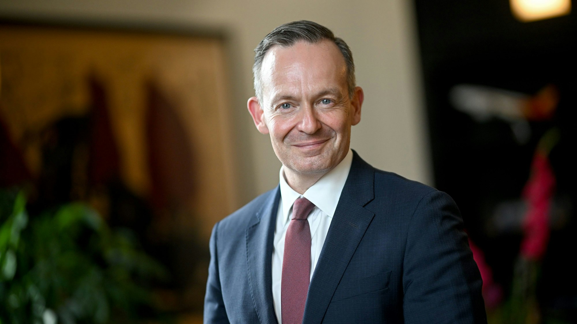 Volker Wissing (FDP), Bundesminister für Digitales und Verkehr, steht in seinem Büro am Rande eines dpa-Interviews.