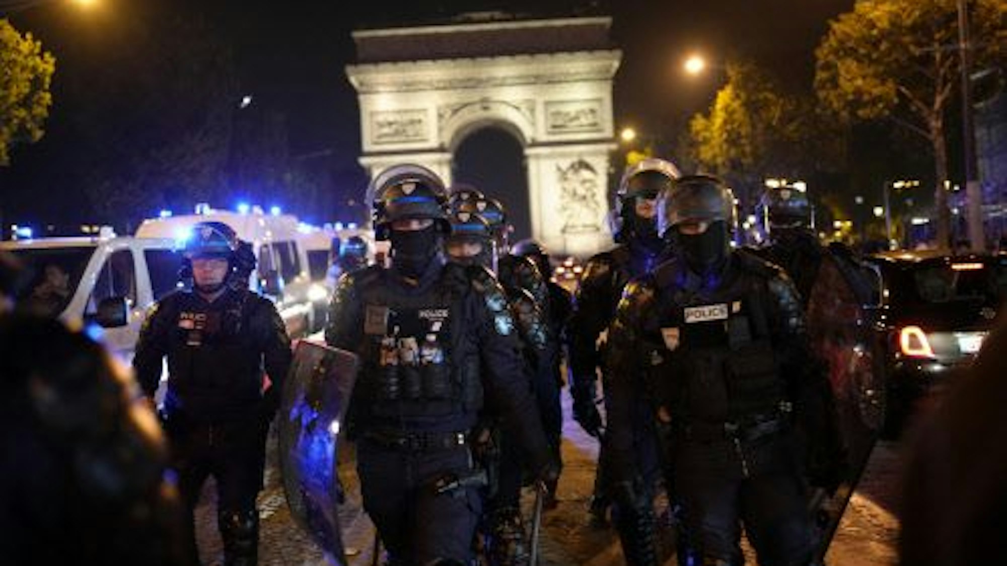 Polizisten patrouillieren vor dem Arc de Triomphe auf der Champs Elysees in Paris.