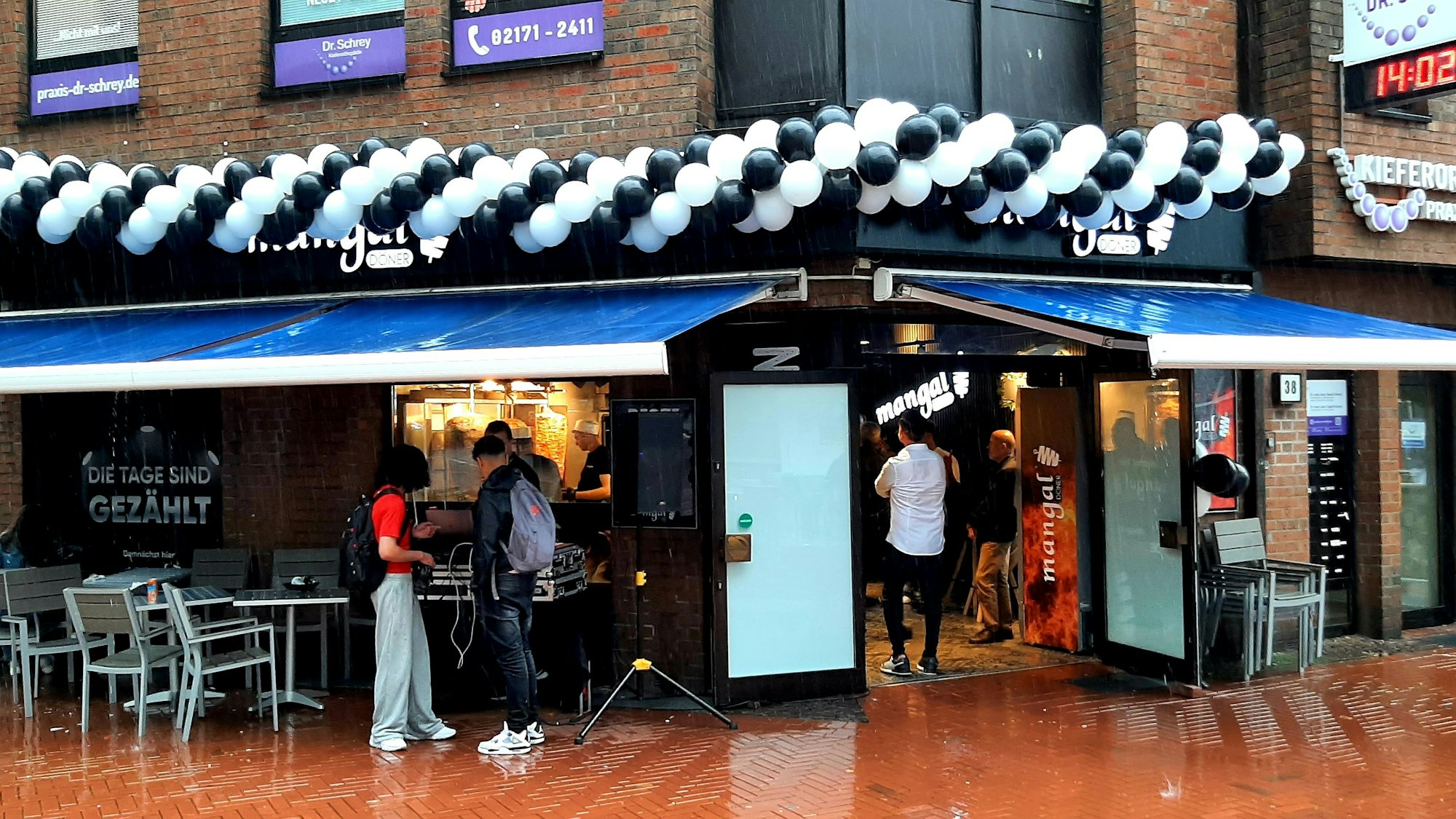 Neueröffnung des „Mangal“-Dönerladens an der Kölner Straße in Leverkusen-Opladen.