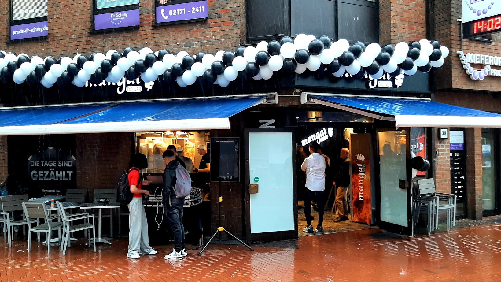 Neueröffnung des „Mangal“-Dönerladens an der Kölner Straße in Leverkusen-Opladen.