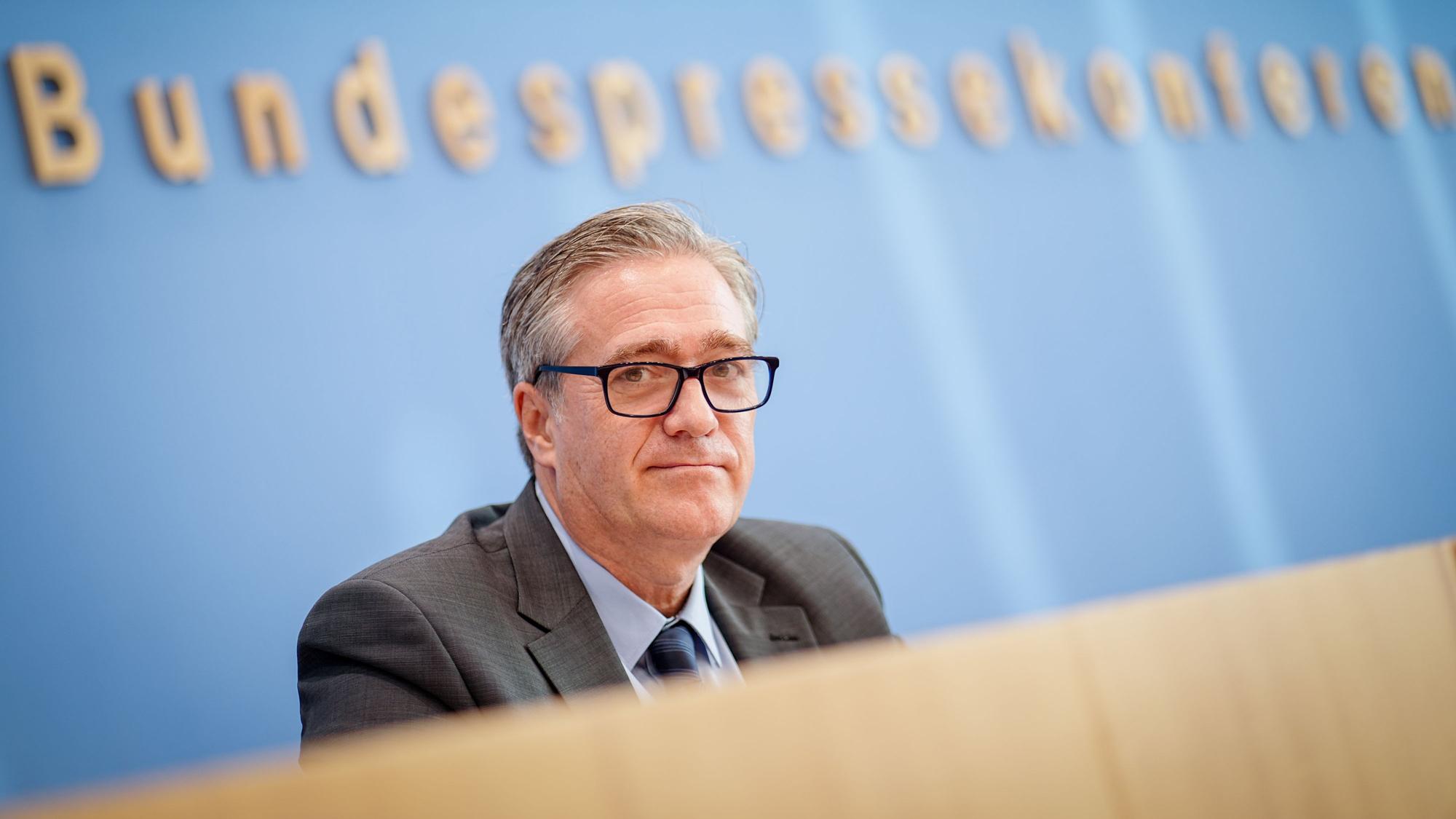 Wolfgang Büchner, stellvertretender Regierungssprecher, bei einer Bundespressekonferenz. Im Falle der Flugblatt-Affäre um Hubert Aiwanger hat die Regierung klare Position bezogen. (Archivbild)