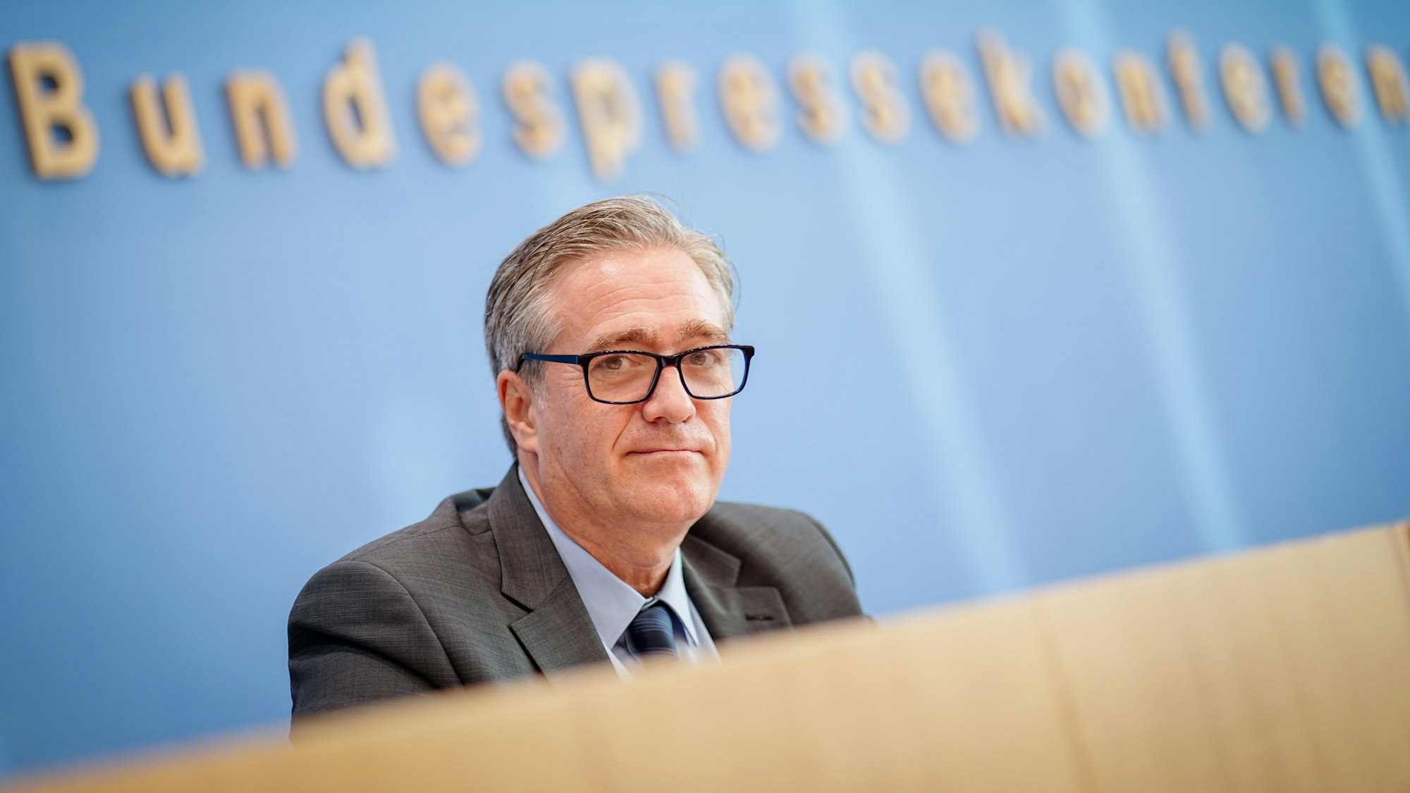 Wolfgang Büchner, stellvertretender Regierungssprecher, bei einer Bundespressekonferenz. Im Falle der Flugblatt-Affäre um Hubert Aiwanger hat die Regierung klare Position bezogen. (Archivbild)