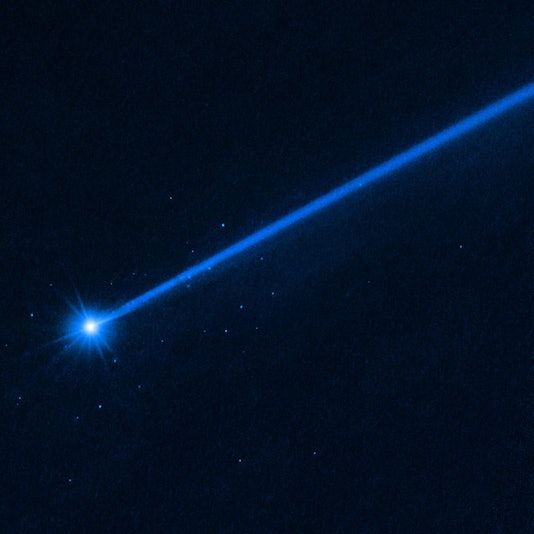 Ein Asteroid rast durch das Weltall