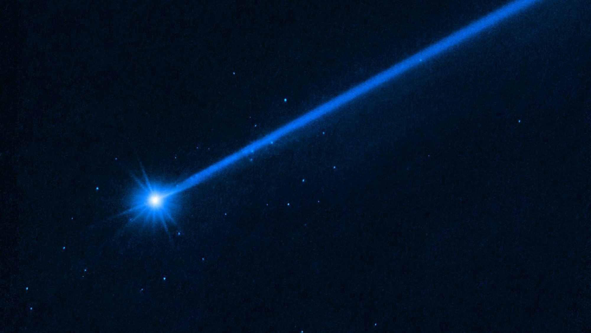 Ein Asteroid rast durch das Weltall