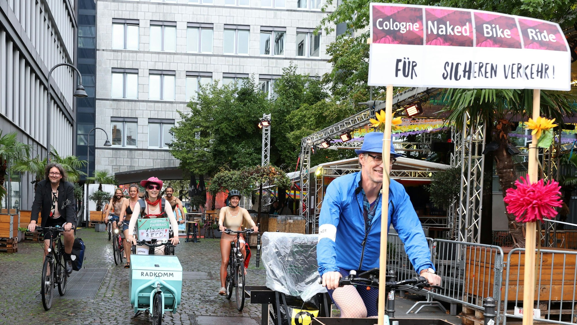 Mehrere Menschen fahren auf Fahrrädern.