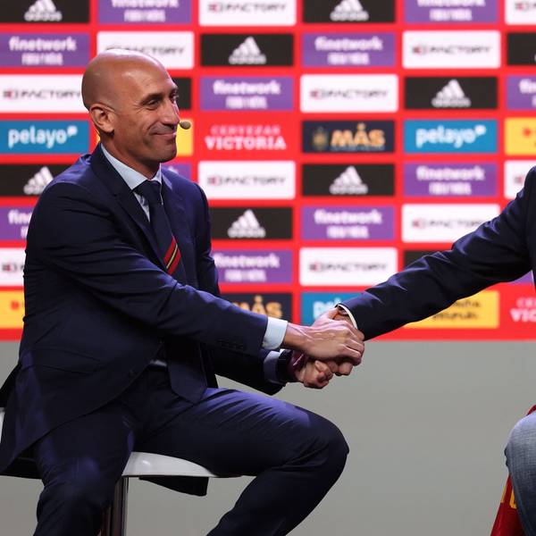 Luis de la Fuente (r.), Weltmeister-Trainer der spanischen Frauen, hatte Verbandschef Luiz Rubiales für sein Verhalten im Kuss-Eklat applaudiert, dafür hat er sich nun entschuldigt.