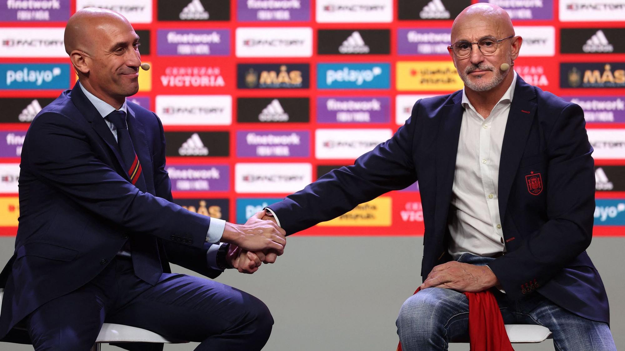 Luis de la Fuente (r.), Weltmeister-Trainer der spanischen Frauen, hatte Verbandschef Luiz Rubiales für sein Verhalten im Kuss-Eklat applaudiert, dafür hat er sich nun entschuldigt.