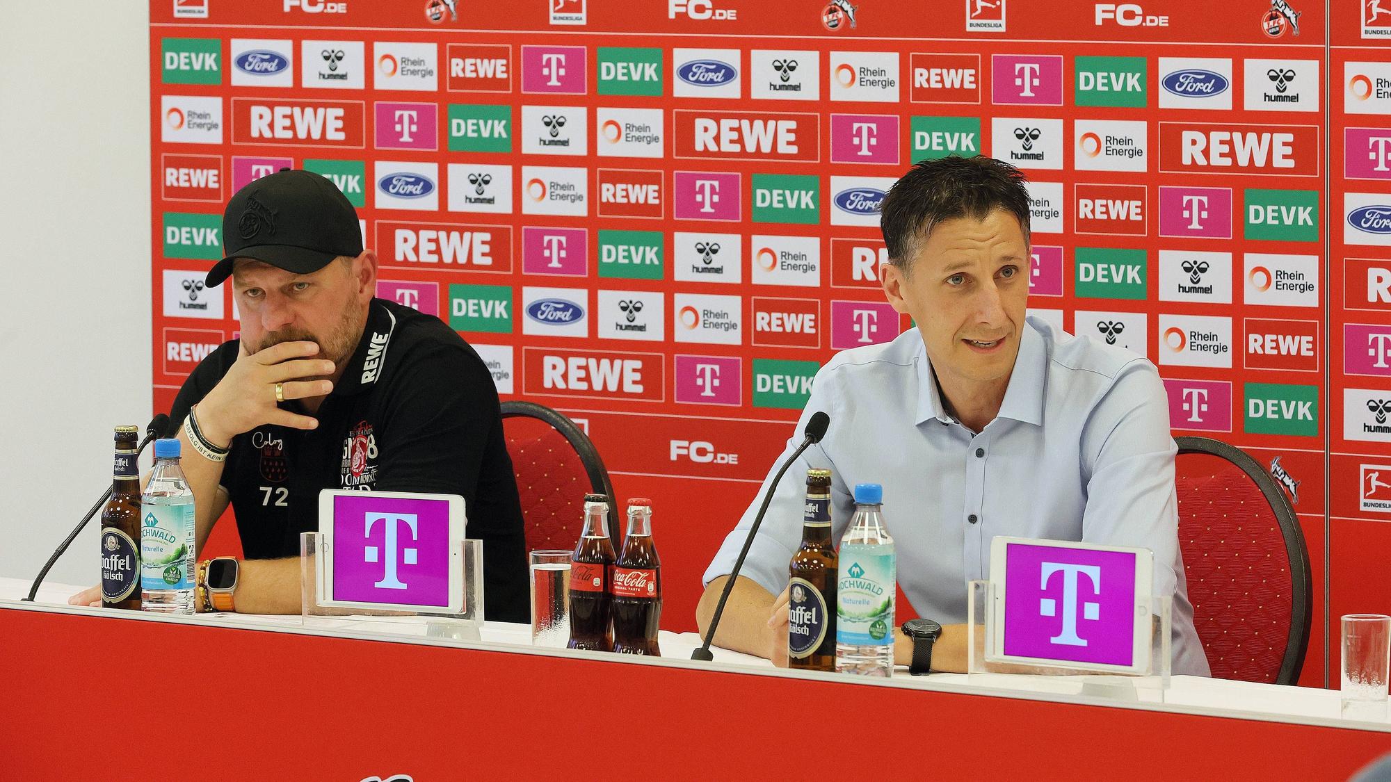 Trainer Steffen Baumgart und FC-Geschäftsführer Christian Keller auf der Pressekonferenz am Geißbockheim vor dem Spiel gegen Frankfurt.