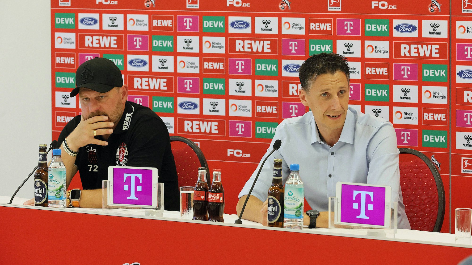 Trainer Steffen Baumgart und FC-Geschäftsführer Christian Keller auf der Pressekonferenz am Geißbockheim vor dem Spiel gegen Frankfurt.