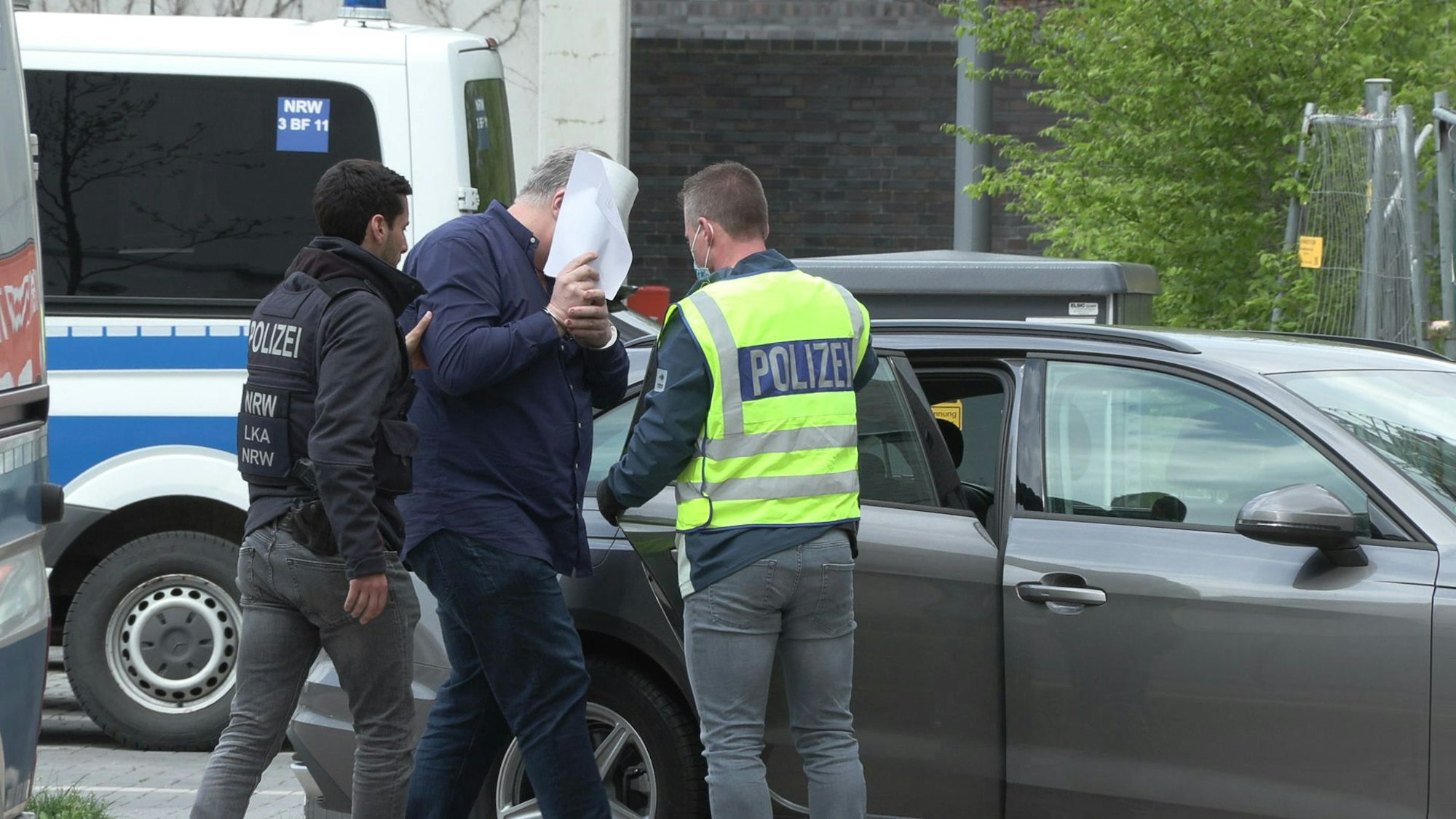 Bundesweite Razzia im April: Mehr als 1000 Beamte durchsuchten Gebäude, unter anderem in der Kölner Tipster-Zentrale an der Hildegard-von-Bingen-Allee.