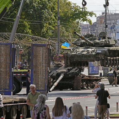 Arbeiter bereiten am 22. August 2023 eine Ausstellung mit erbeuteten russischen Panzern auf einer Straße in Kiew vor.