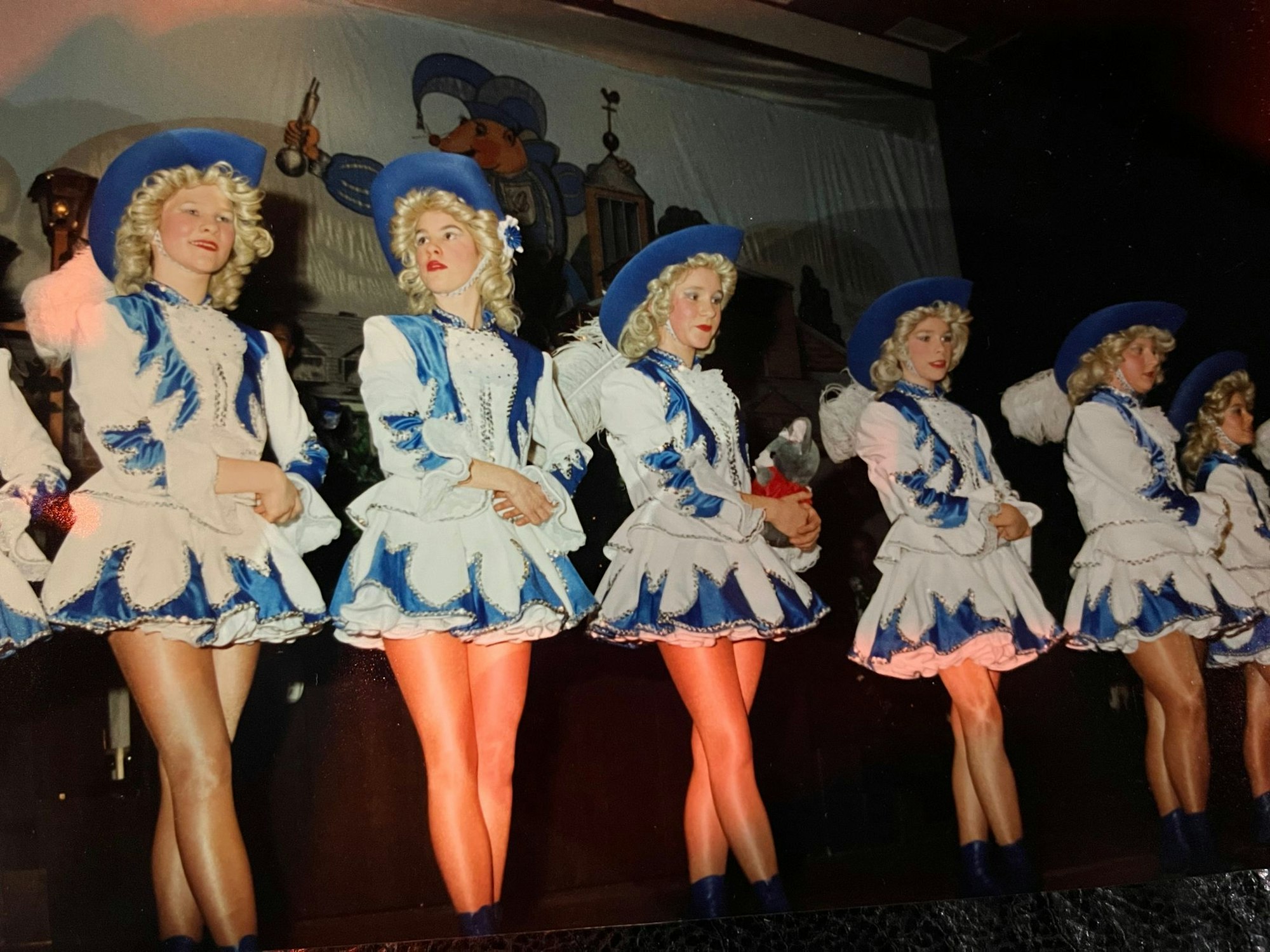 Vera Passy (l.) als Gardetänzerin bei der KG Brööker Waaterratte aus Oberbruch