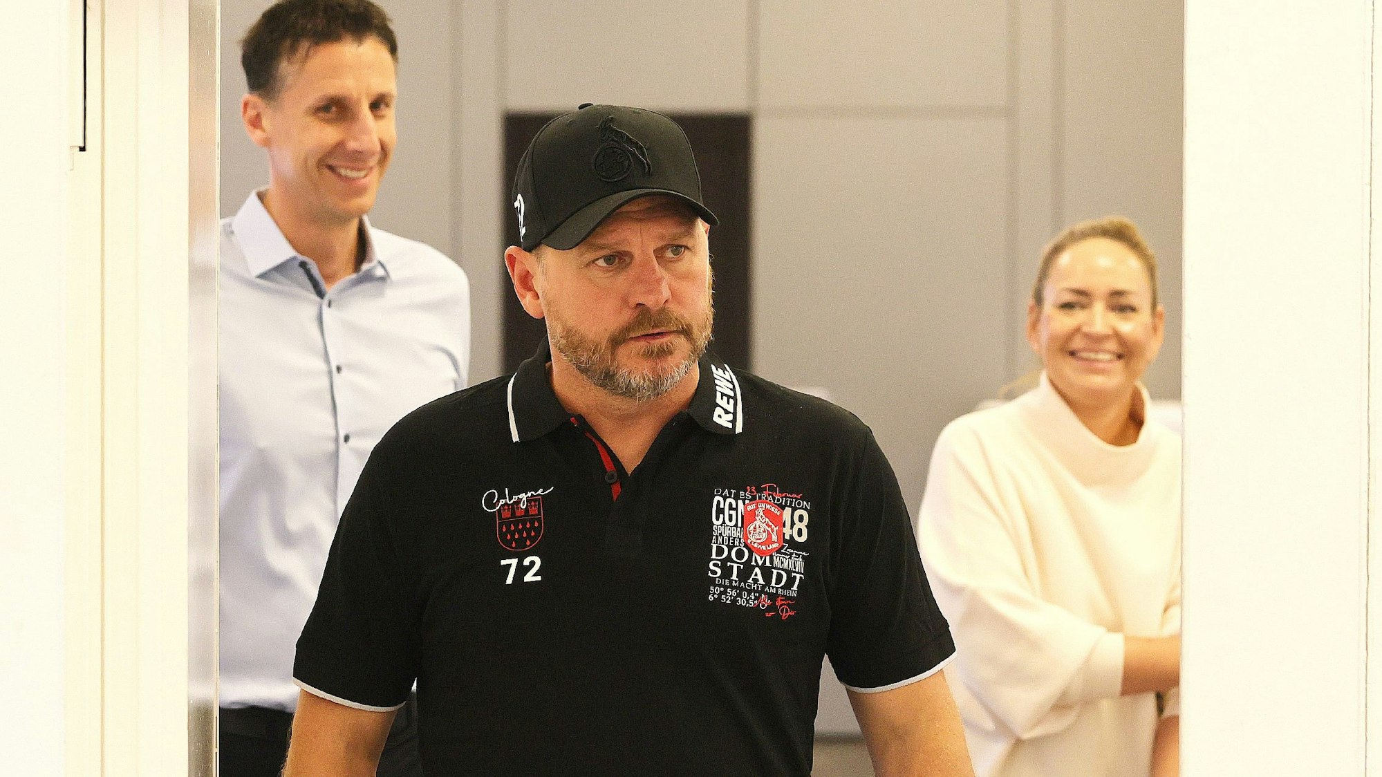 Steffen Baumgart in Begleitung von FC-Sprecherin Lil Zercher und Geschäftsführer Christian Keller