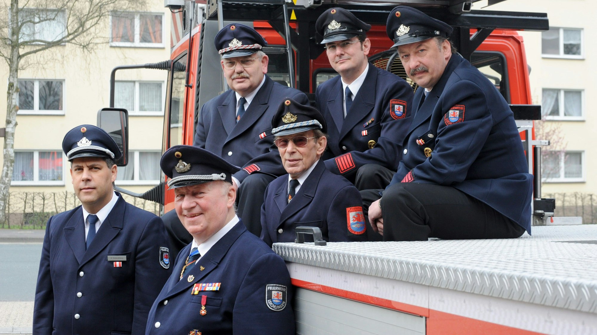 Herbert Wieden mit Feuerwehrkameraden.