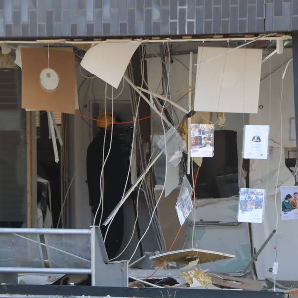Das Foto zeigt den weitgehend zerstörten Vorraum der Volksbank in Kerpen-Buir. Kabel hängen lose von der Decke, Bauteile wurden aus ihrer Verankerung gerissen.