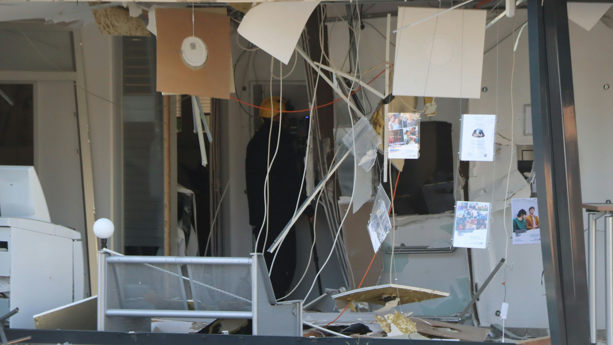 Das Foto zeigt den weitgehend zerstörten Vorraum der Volksbank in Kerpen-Buir. Kabel hängen lose von der Decke, Bauteile wurden aus ihrer Verankerung gerissen.