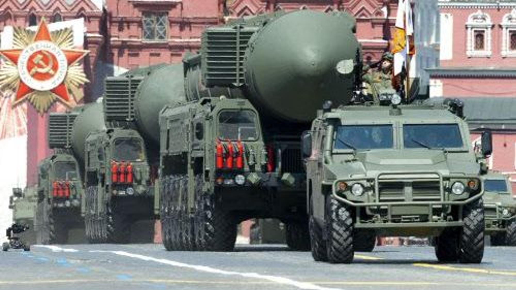 Interkontinentalraketen werden während einer Militärparade auf den Roten Platz in Moskau gefahren.