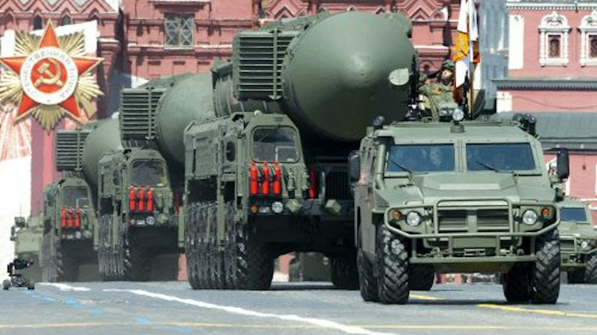 Interkontinentalraketen werden während einer Militärparade auf den Roten Platz in Moskau gefahren.