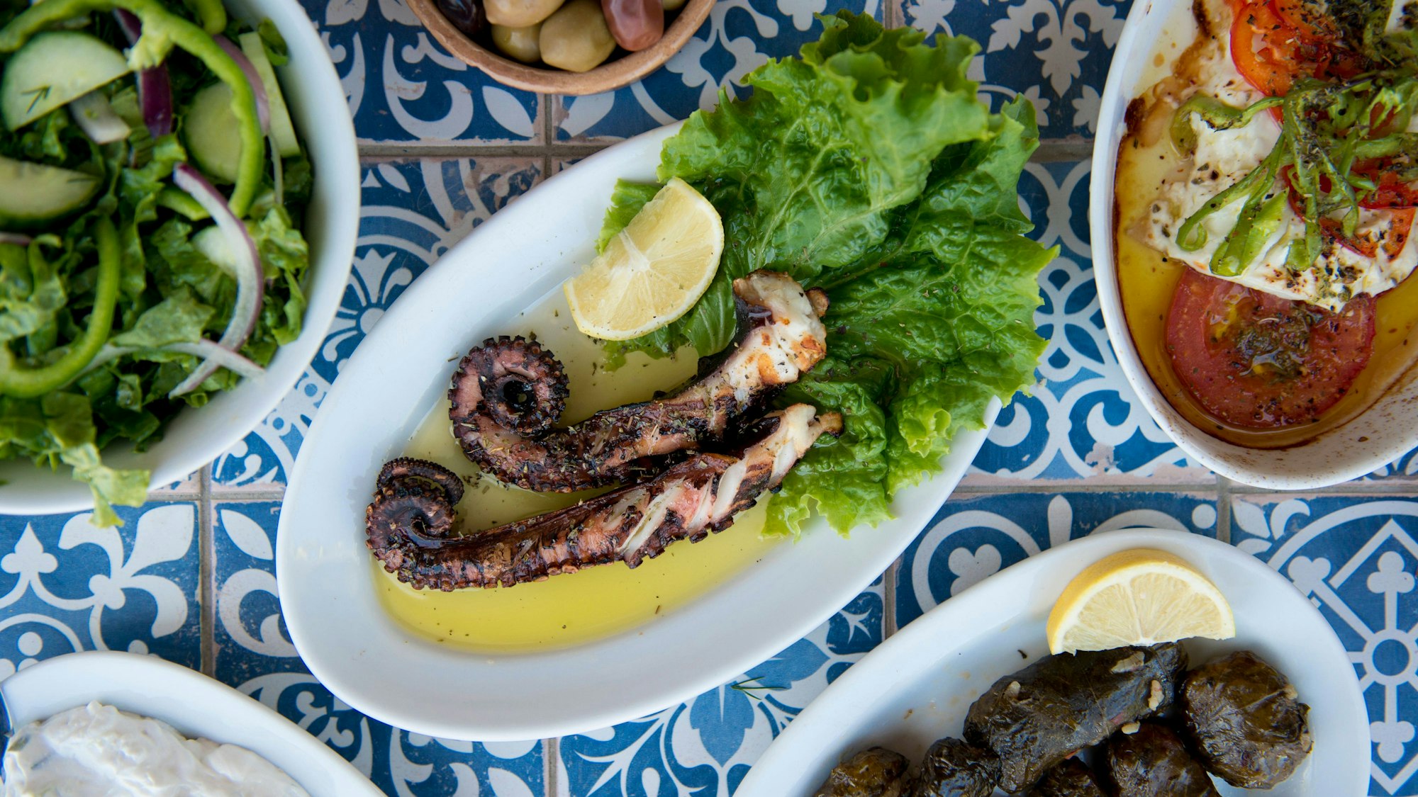 Oktopus und andere griechische Spezialitäten ( Beispielfoto)