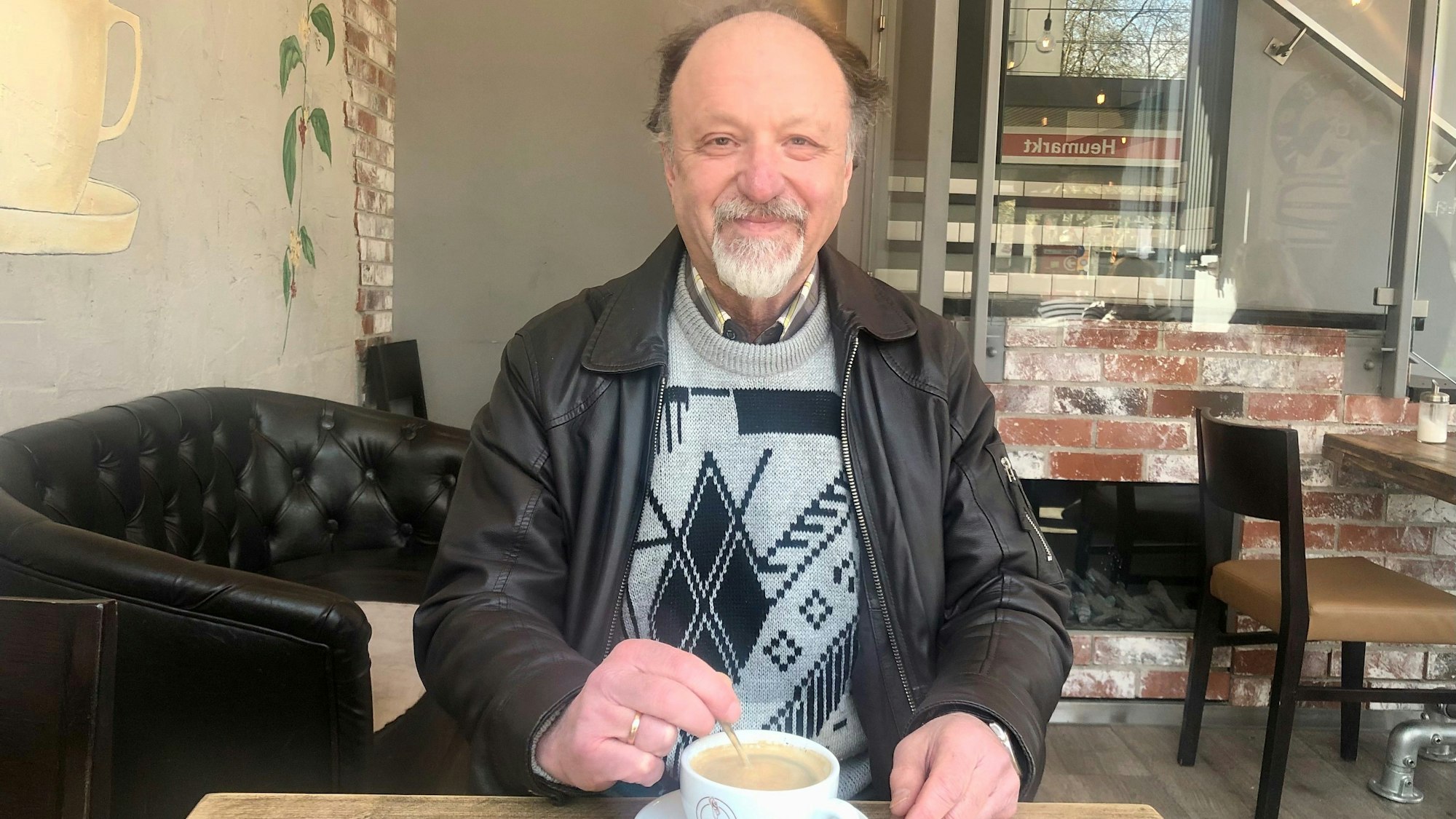 Chorleiter Josef Nedzvetski in einem Café