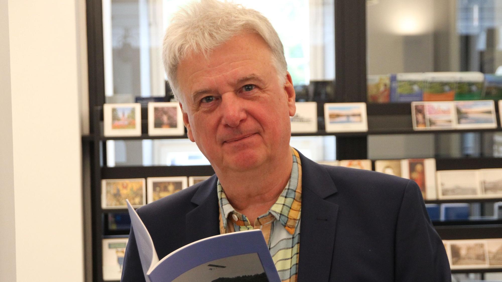 Buchautor Ulrich Hofmann mit seinem Buch
