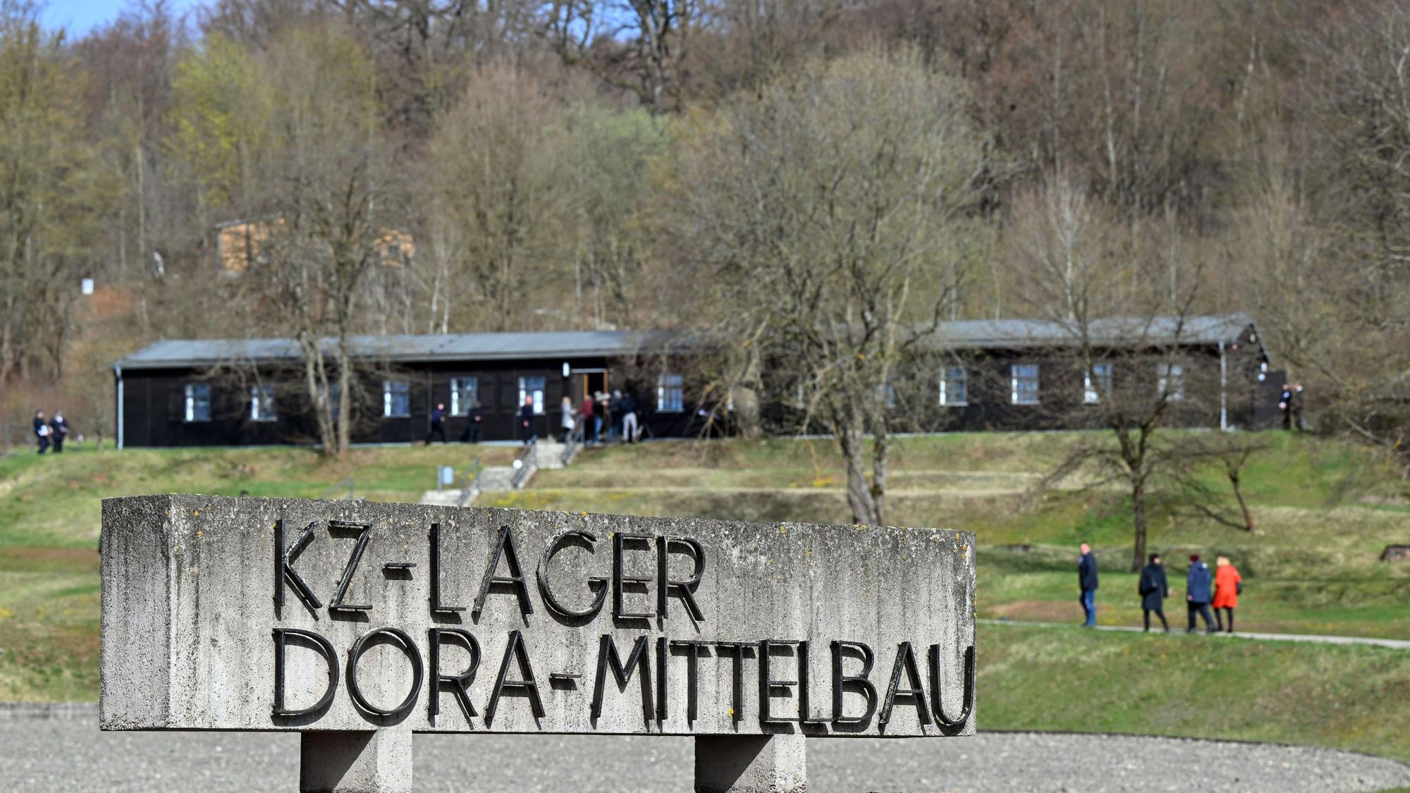 Besucher gehen zur Gedenkveranstaltung zum 77. Jahrestag der Befreiung des Konzentrationslagers Mittelbau-Dora durch US-Truppen am 11. April 1945.