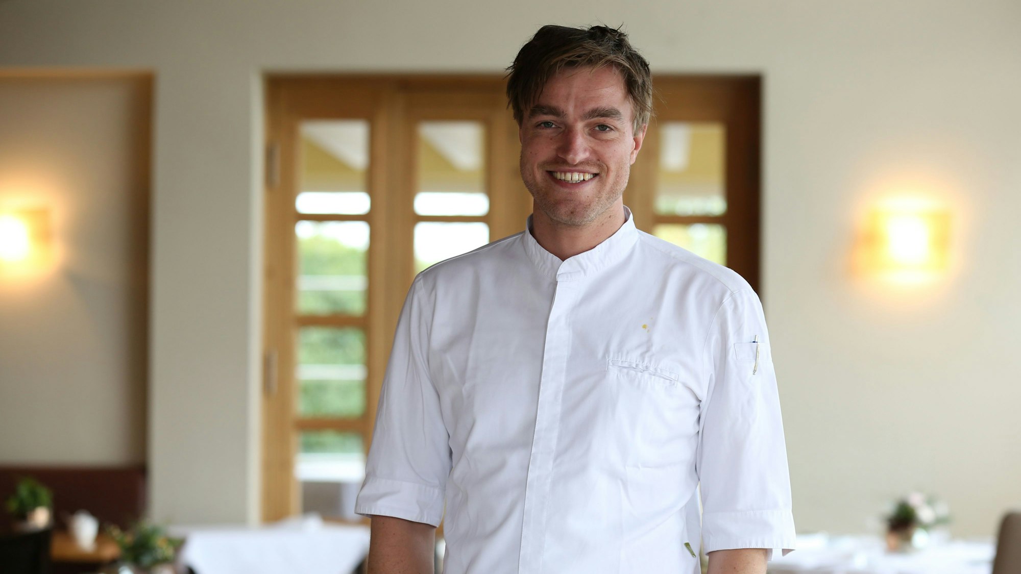 Torben Schuster, Küchenchef des Gut Lärchenhof in Pulheim, wurde zum „Koch des Jahres 2023“ ernannt. (Archivbild)