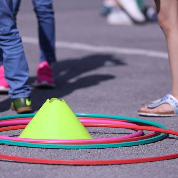 Spielgeräte liegen auf dem Schulhof der Gemeindschaftsgrundschule Sandstraße in Duisburg.