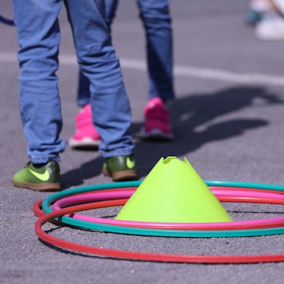 Spielgeräte liegen auf dem Schulhof der Gemeindschaftsgrundschule Sandstraße in Duisburg.