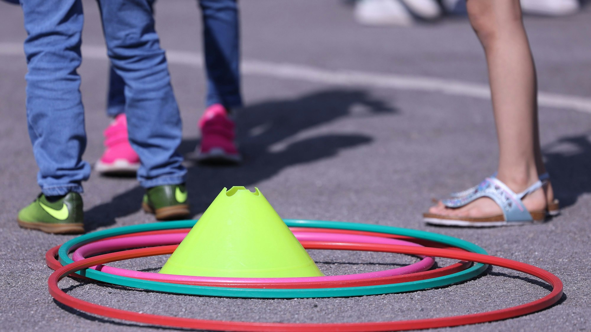 Spielgeräte liegen auf dem Schulhof der Gemeindschaftsgrundschule Sandstraße in Duisburg.