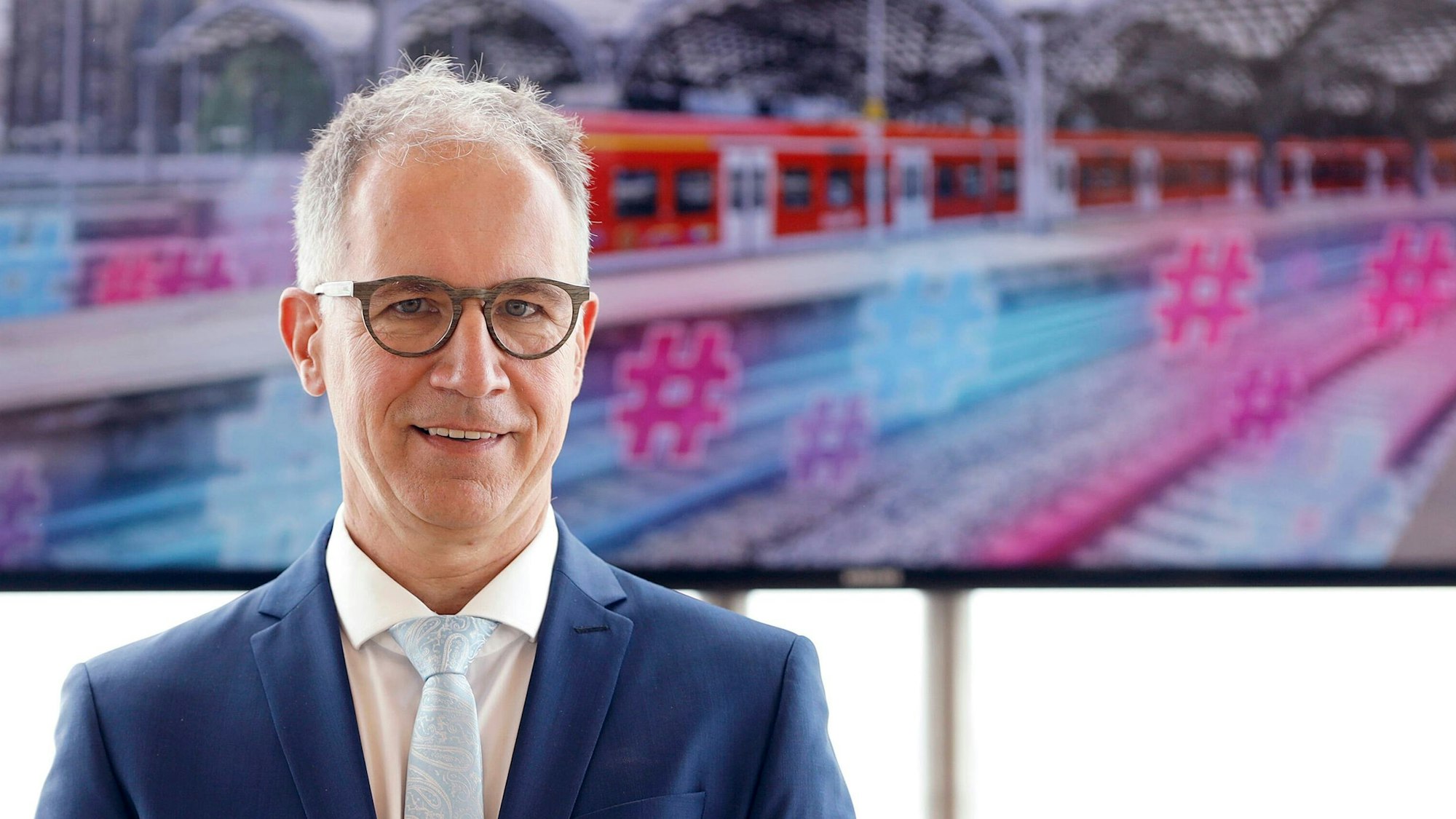 Norbert Reinkober beim Startschuss zur Machbarkeitsstudie Der Knoten Köln der Deutschen Bahn wird digital im SkyTower in Köln Deutz. Köln, 08.07.2021 *** Norbert Reinkober at the kick-off for the feasibility study Deutsche Bahns Cologne node goes digital in the SkyTower in Cologne Deutz Cologne, 08 07 2021 Foto:xC.xHardtx/xFuturexImage