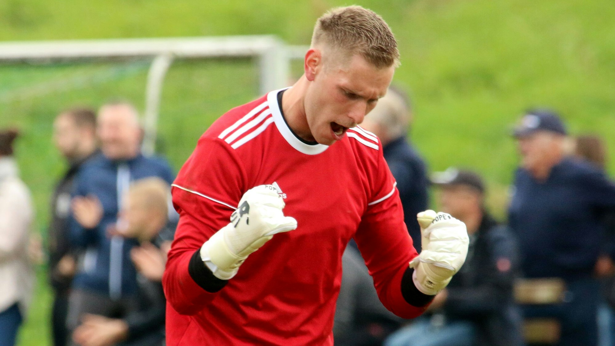 Nierfelds Torwart Marc-Andre Virnich ballt jubelnd die Fäuste.