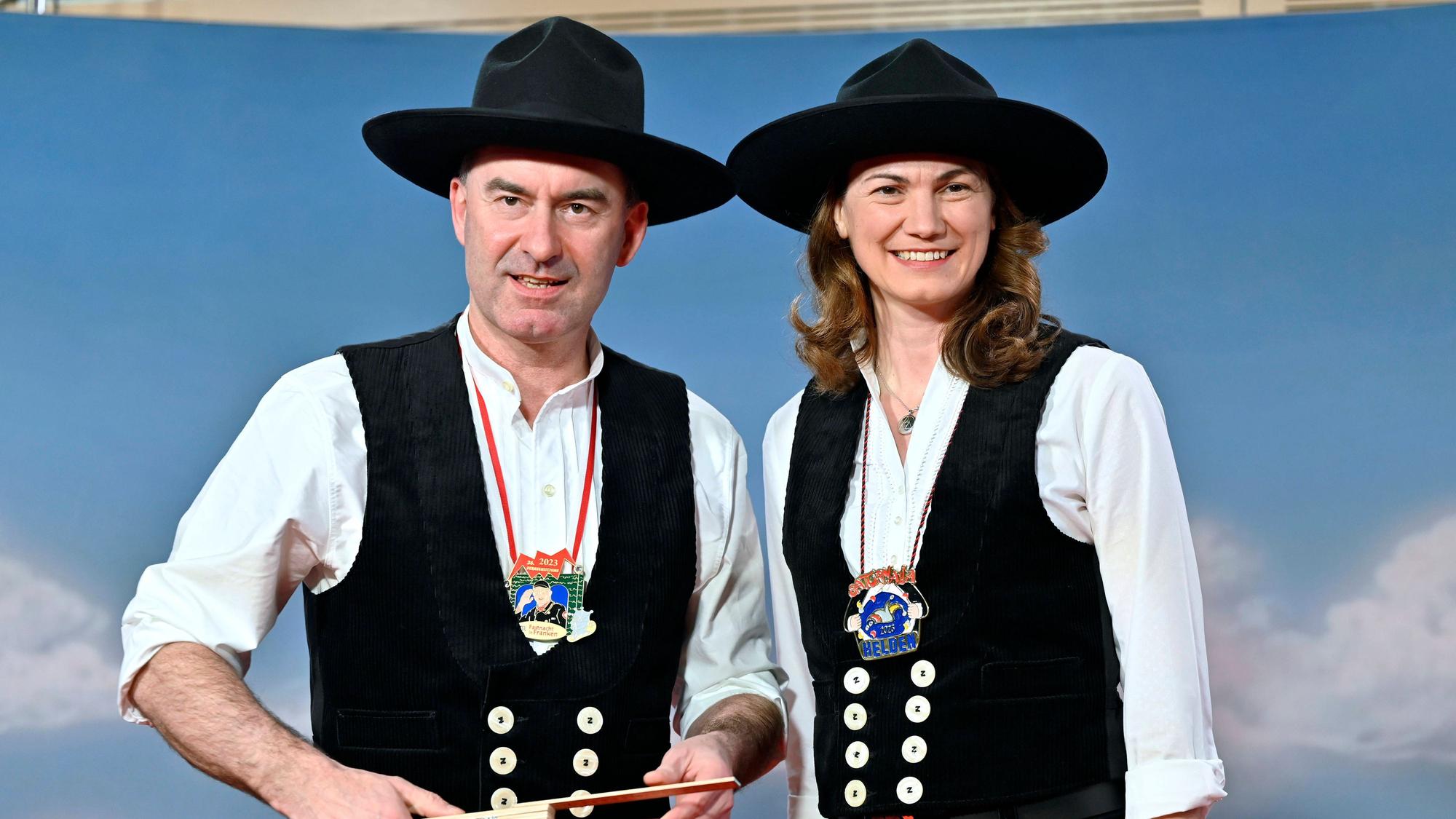 Hubert Aiwanger mit seiner Lebensgefährtin Tanja Schweiger, die ebenfalls für die Freien Wähler Landrätin im Kreis Regensburg ist. (Archivbild)