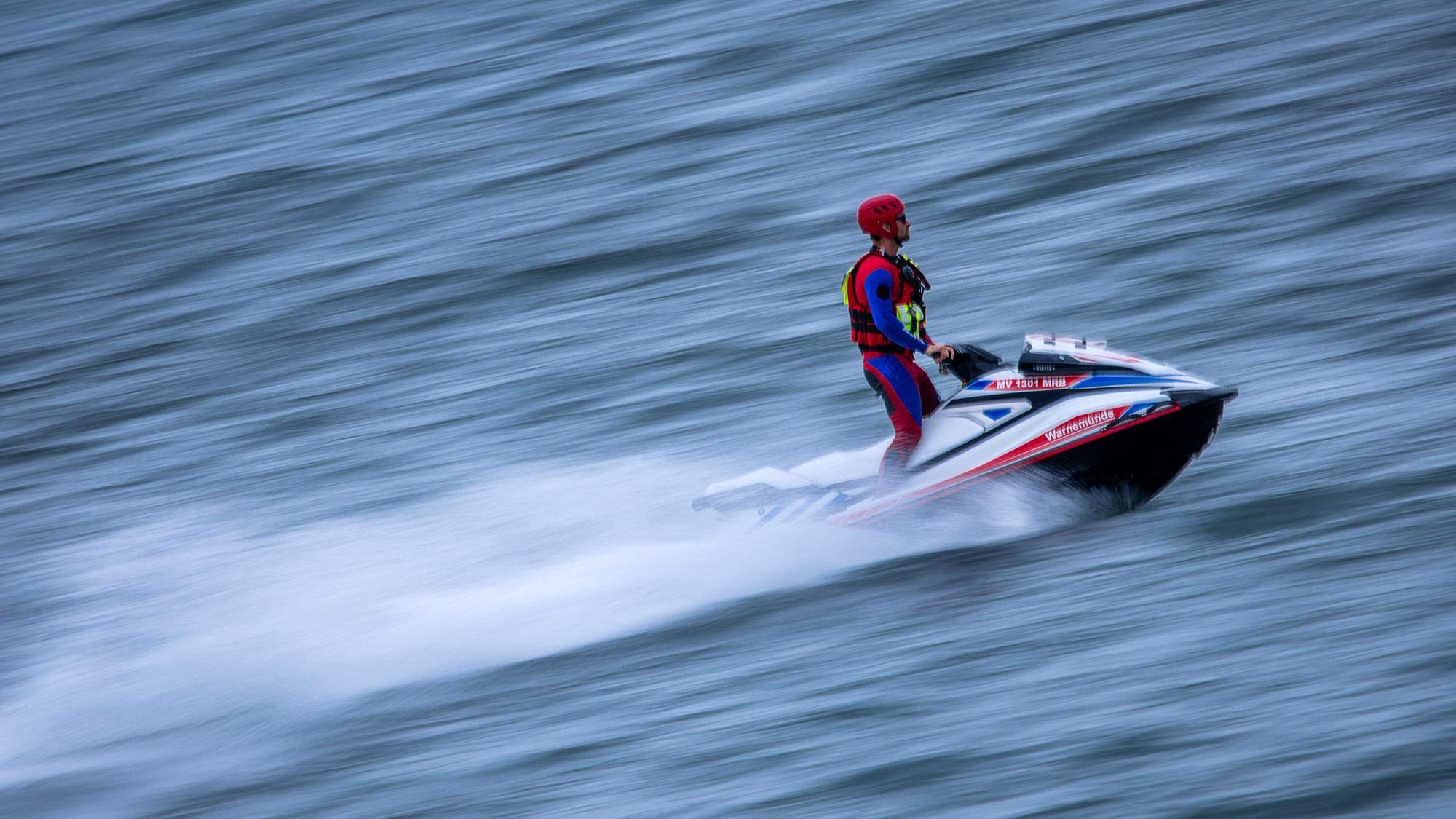 ein Mann mit seinem Jet-Ski